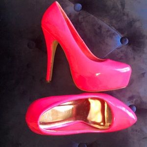 Neon pink patent leather platform pumps